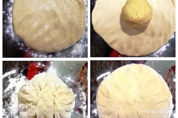 Пресное тесто формируем руками в круглую лепешку. В центр круга кладем шарик масляного теста. Поднимаем края и защипываем тесто. Расплющиваем его.