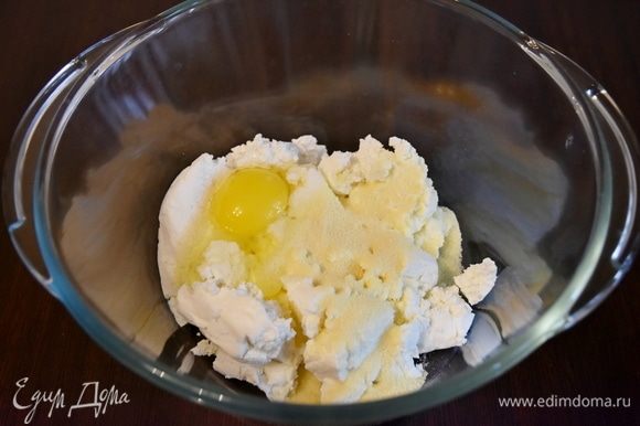 В миске смешать творог, яйцо и манку. Вилкой растереть массу. Оставить творожную массу на 3–5 минут.
