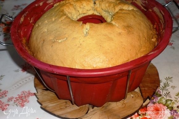 Вот так выглядит готовый кекс. Остудить его в форме, перевернуть на блюдо.