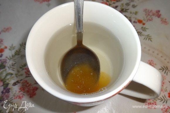 Вскипятить стакан воды, остудить до теплого состояния. Добавить мед и ванилин, размешать до полного растворения меда.