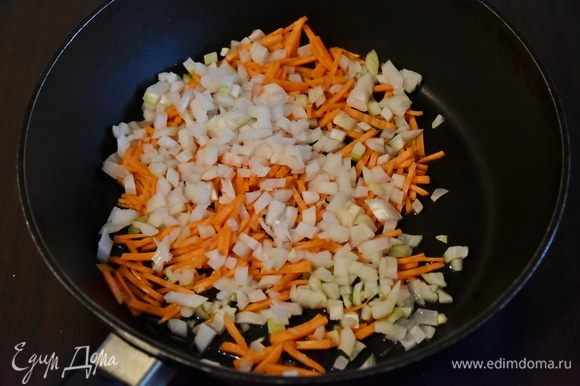 Спассеровать на растительном масле мелко нарезанный лук, морковь, нарезанную соломкой. Добавить нарезанную соломкой отварную свеклу и томатную пасту. Влить немного бульона и на среднем огне потомить овощи минут 5.
