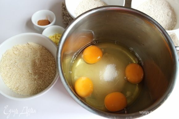 Миндаль (очищенный) измельчить с помощью блендера. Духовку разогреть до 190°C. К яйцам добавить мелкий сахарный песок.