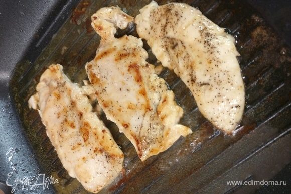 Филе курицы отбить в 1 см. Обсыпать перцем и солью. Пожарить на сковороде.