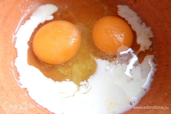 Для кляра в яйца плеснуть немного молока или воды, посолить чуть. Тут два яйца, но в конце мы еще одно разбили.