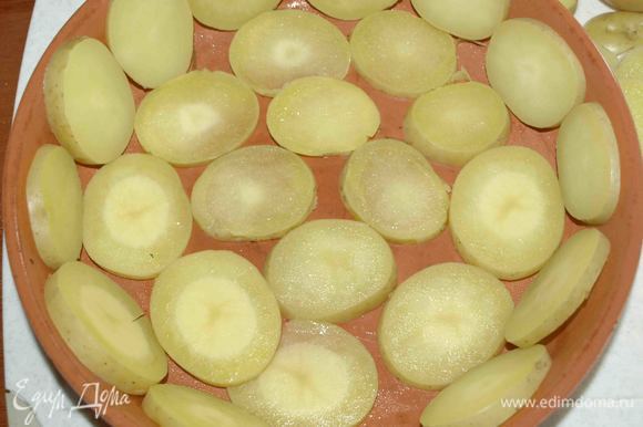 Картофель нарезать кружками. Выкладываем картофелем дно и бортики формы.