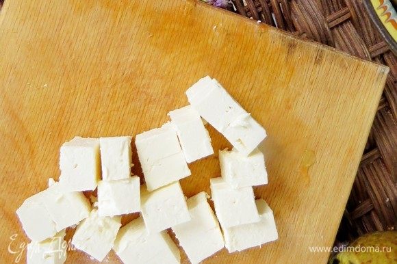 Брынзу (можно заменить сыром фета) нарезать кубиками и также равномерно выложить на блюдо.