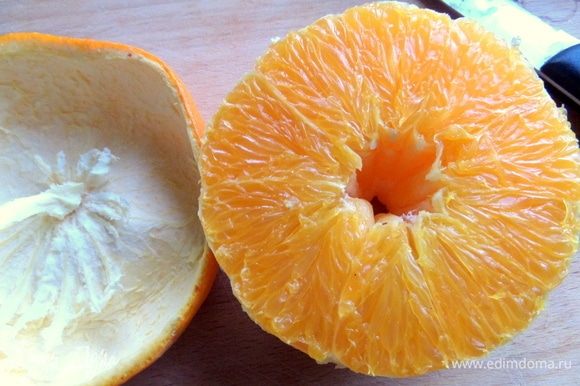 Очистить от кожуры апельсин, 1 маленький или половинка большого.