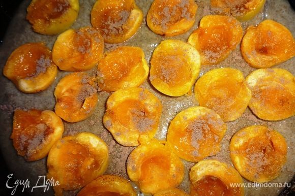 Форму смазать растительным маслом. Выложить в форму 2/3 теста. На тесто выложить половинки абрикосов срезами вверх, не доходя небольшое расстояние до краев формы. Посыпать абрикосы молотой корицей.