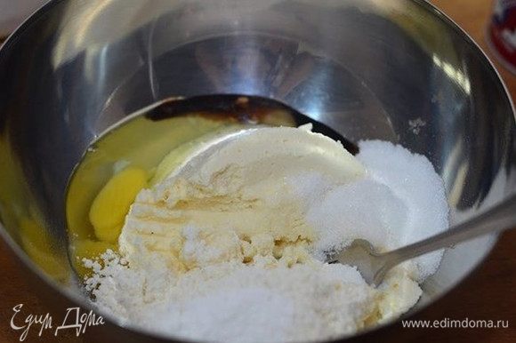 Берем миску в ней перемешиваем ингредиенты для бисквита.