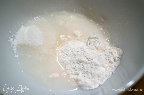 Берём вторую миску для крема в ней взбиваем миксером сливочное масло, сахар, яйцо и муку, и добавляем сметану и пломбир