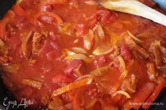 Добавить перец и обжарить в течение нескольких минут. Выложить помидоры в собственном соку, предварительно их измельчив, посолить и поперчить по вкусу. Добавить щепотку сахара. Тушить 5 минут.