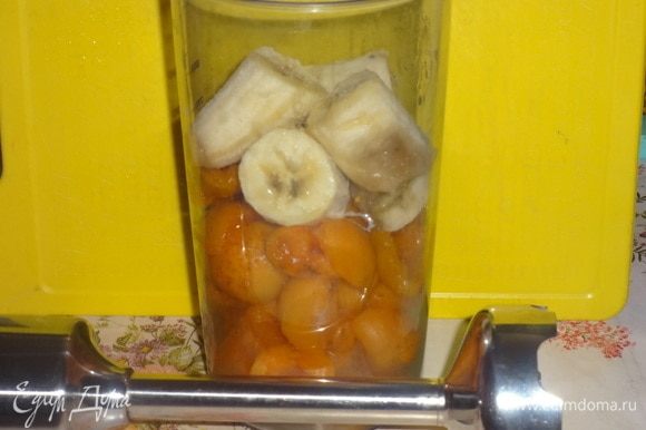 Загрузить абрикосы и банан в чашу блендера и пюрировать. Затем добавить мацони и еще раз пробить блендером.