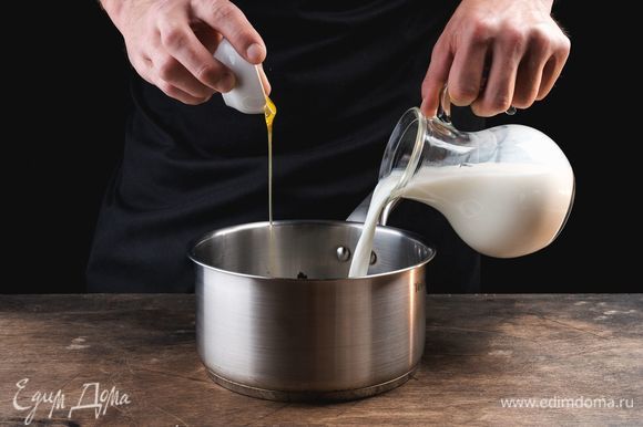 Кастрюлю с толстым дном сполосните водой, чтобы не пригорало молоко. Вылейте в кастрюлю молоко, добавьте мед и чай. Доведите до кипения.