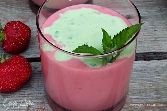 В стаканы налить ягодный слой, сверху ложкой аккуратно налить зеленый слой.