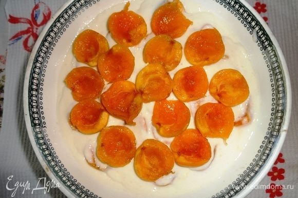 Далее — сметанно-желатиновый слой, опять слой абрикосов и т. д., пока не закончатся фрукты и сметанная масса. Верхним слоем должна быть сметанная масса. Поставить желейный торт в холодильник до полного застывания, минимум на 1 час.