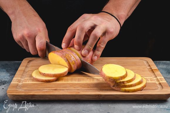 Картофель нарежьте кружочками толщиной 0,5 см.