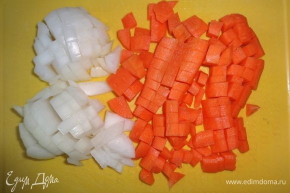 Тем временем почистить лук и морковь. Вымыть, обсушить и нарезать небольшими кубиками.