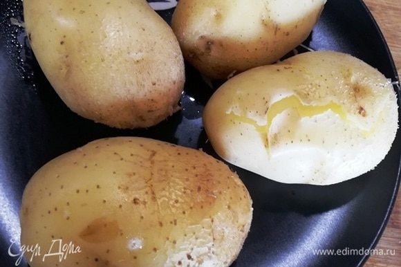 Прежде всего, необходимо отварить молодой картофель в течение 20–25 минут после закипания.