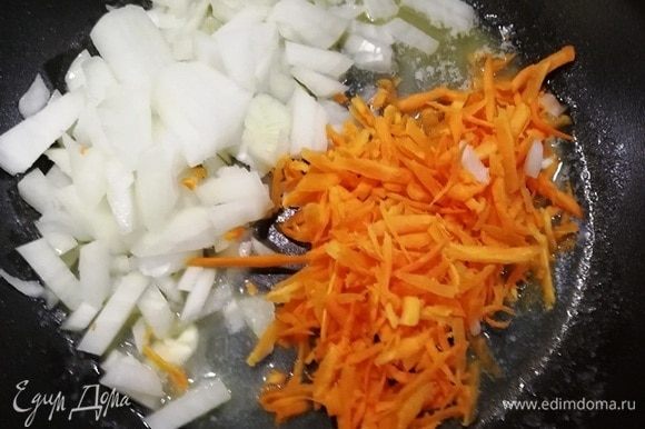 Лук нарежем, морковь крупно натрем. Обжарим вместе на растительном или сливочном масле до мягкости.