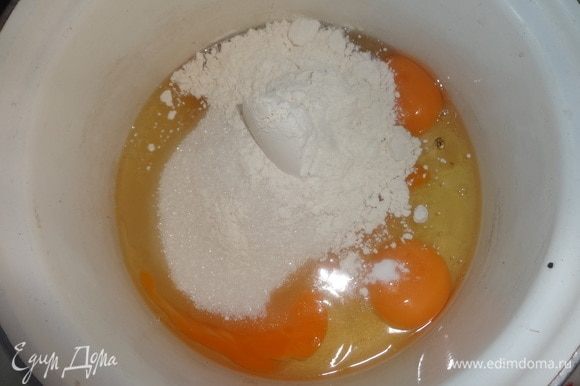 Для крема соединить яйца, сахар, соль, ванилин, муку, взбить венчиком.