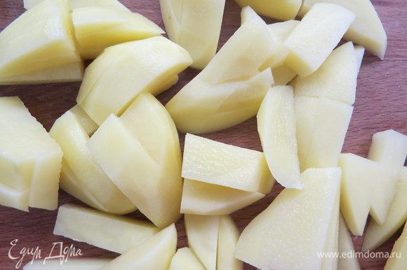 Картофель вымыть, почистить и нарезать брусочками. Добавить картофель в кипящий бульон.