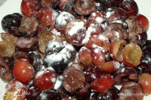 Отделяем от подготовленной черешни 400 г ягод и соединяем с крахмалом.