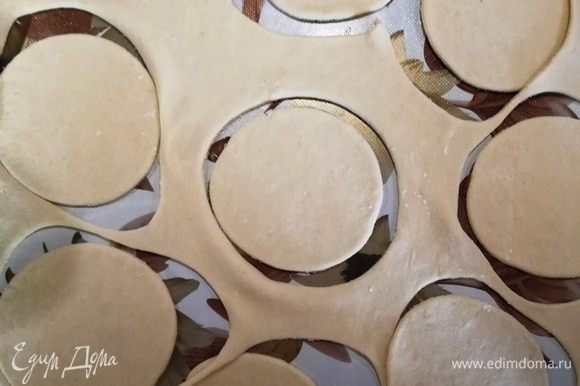 Тонко раскатываем тесто и вырезаем круглые заготовки примерно 10–12 см в диаметре.