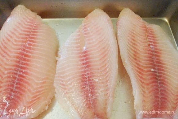 Разморозить филе тилапии на нижней полке холодильника. Я выбрал именно эту рыбу, потому что мясо тилапии нежное, после запекания достаточно плотное. Тилапию еще часто называют «морской курицей».