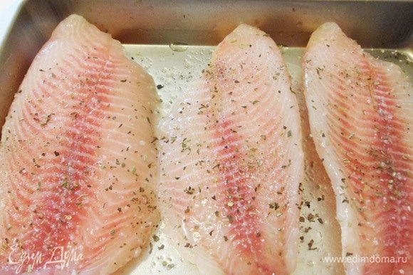 Филе тилапии обмазать растительным маслом и положить в форму для запекания. Рыбу посолить, сверху посыпать любой приправой для рыбы.