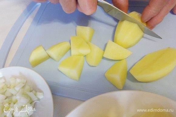 Картофель очистить и нарезать средними (не мелкими) кусочками.