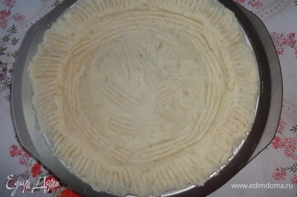 В смазанную маслом форму выложить картофельное пюре, распределив его по дну и бокам формы.