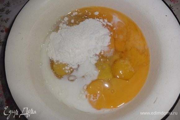 Яйца соединить с молоком, мукой, солью и перцем, взбить.