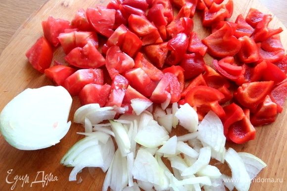 Нарезать тонко лук (помять для сочности), кусочками паприку и томат.