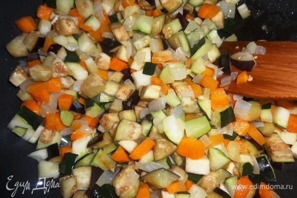 Добавить нарезанные овощи в сковороду, перемешать. Накрыть крышкой и продолжать жарить на небольшом огне до мягкости, периодически помешивая.
