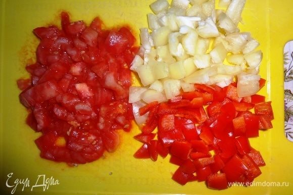 Перец (у меня красный и желтый) и помидор вымыть, обсушить. Помидор очистить от кожицы. Из перца удалить семена. Перец и помидор нарезать мелкими кубиками.