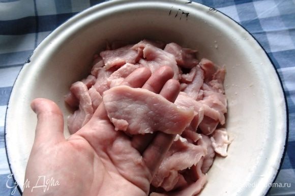 Мясо (у меня сегодня свинина) нарезать тонкими крупными кусочками.