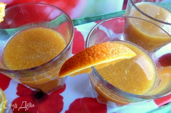 Размешать, разлить по порциям. Выжать апельсиновый сок (можно лайм или лимон).