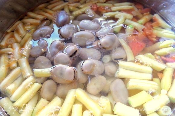 Вслед за картофелем высыпать фасоль и готовые бобы. Залить водой или бульоном.