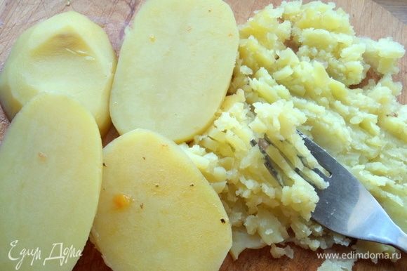Картофель сварился, вынуть и размять вилкой, нам так нравится, но можно и кубиком сварить. Картофель отправить обратно в суп.