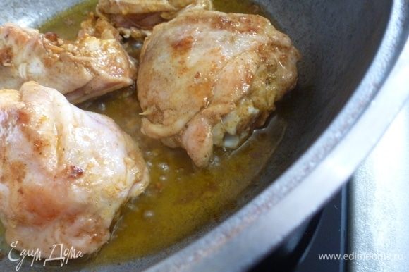 Разогреть сковороду и обжарить кусочки курицы до золотистости. Выложить их на тарелку.