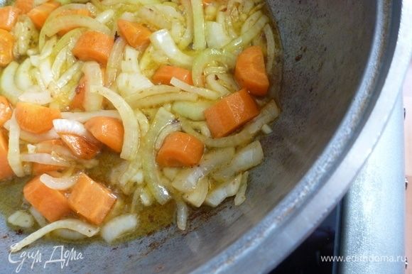 В этой же сковороде обжарить лук и морковь, нарезанные на крупные кусочки. Минут через 5 положить сладкий перец.