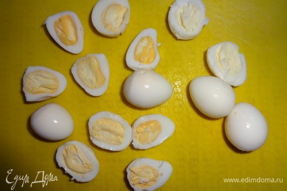 Часть перепелиных яиц оставить целыми, остальные разрезать вдоль пополам. Выложить в тарелку с салатом в произвольном порядке. Листья базилика вымыть, обсушить, выложить в салат.