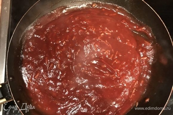 Смешиваем специи. Чеснок натираем. В томатный соус добавляем соевый соус, масло, уксус, специи и чеснок. На медленном огне нагреваем полученную массу.