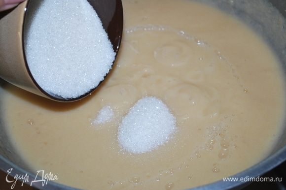 Добавляем сахар и увариваем пюре в течение часа. Можно вместо сахара добавить мед.