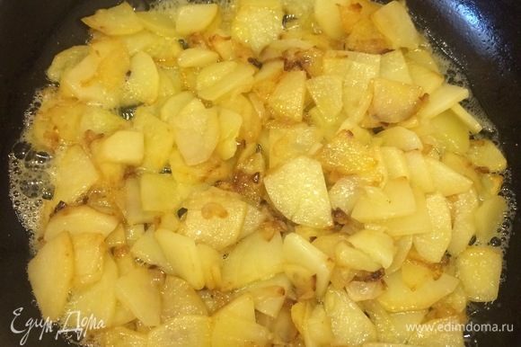 Картофель жарим до готовности, но он не должен стать очень мягким и не должен потерять форму.
