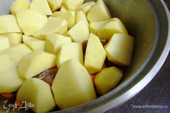 Картофель нарезать крупными кусками. Это второй слой цимеса. Посолить.
