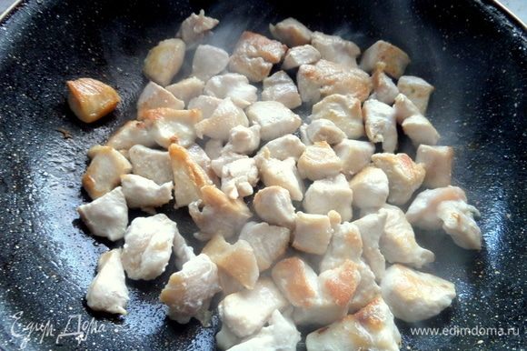 Куриное филе нарезать на удобные кусочки, перенести в сковороду с разогретым маслом.