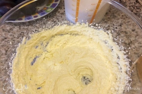 Духовку розогреть до 180°C. Масло взбить с обычным и ванильным сахаром.