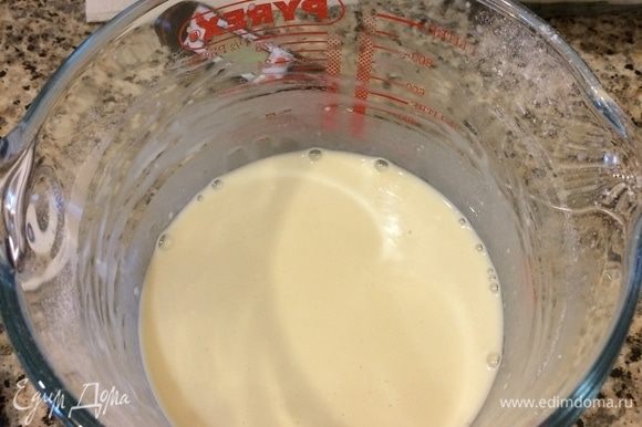 Опара: в теплом молоке растворить дрожжи, сахар и муку. Накрыть пленкой и оставить на 1 час.