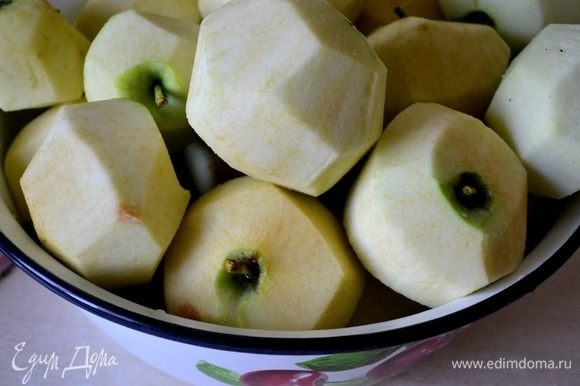 Яблоки лучше использовать не слишком сладкие — зеленые, с кислинкой будут просто идеальны. Очищаем их от кожуры.
